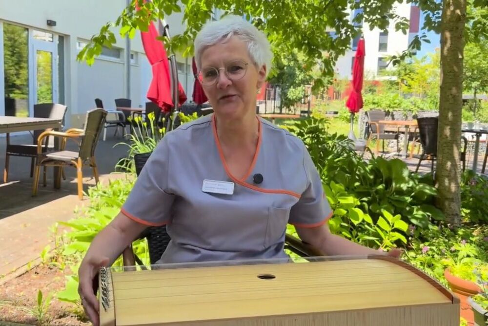 Musiktherapeutin Susanne Hausmann vom Haus Müggelspree spielt die Tamboura.