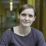 Junge Frau schaut fragend in die Kamera