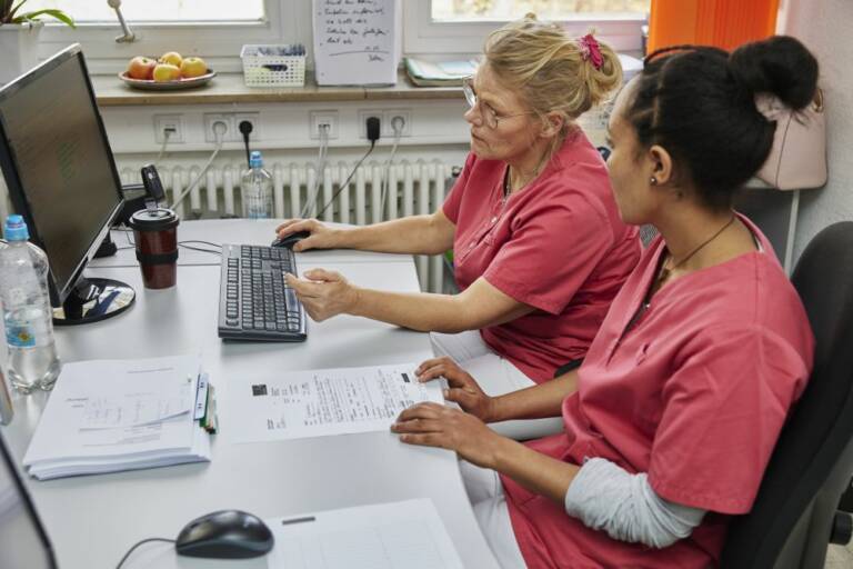 Die Pflegekammer NRW fordert ein Ende der bürokratischen Hürden für internationale Pflegefachpersonen.