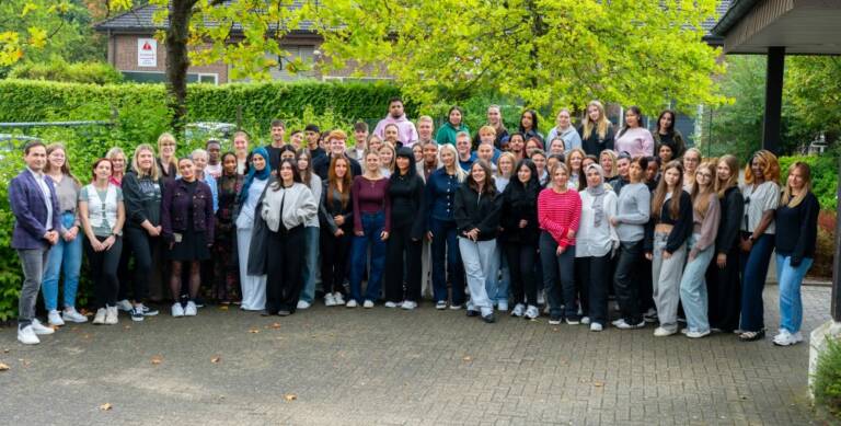 KKLE-Geschäftsführer Sadık Taştan (l.), Pflegedirektorin Ina Wegner (6. v. l.) und Andrea Huisman, Leiterin der pflegeberuflichen Bildung an der Bildungsakademie für Gesundheitsberufe (8. v. l.), hießen die 62 neuen Pflegeauszubildenden der Katholischen Karl-Leisner-Trägergesellschaft willkommen.