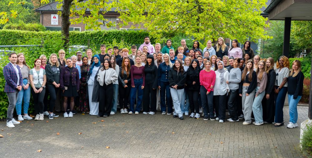 KKLE-Geschäftsführer Sadık Taştan (l.), Pflegedirektorin Ina Wegner (6. v. l.) und Andrea Huisman, Leiterin der pflegeberuflichen Bildung an der Bildungsakademie für Gesundheitsberufe (8. v. l.), hießen die 62 neuen Pflegeauszubildenden der Katholischen Karl-Leisner-Trägergesellschaft willkommen.