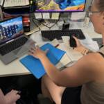 Gerade PC-Arbeit lässt sich gut mit Kind vereinbaren – dank New Work.