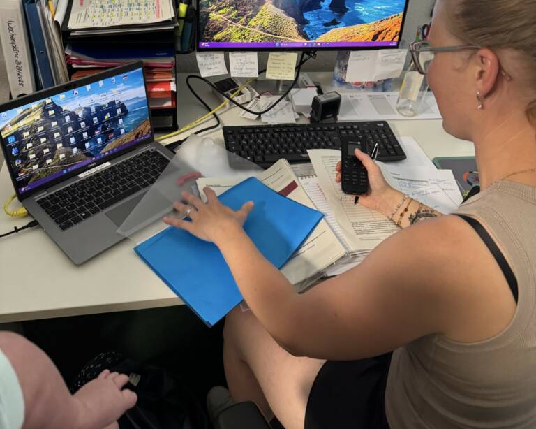 Gerade PC-Arbeit lässt sich gut mit Kind vereinbaren – dank New Work.