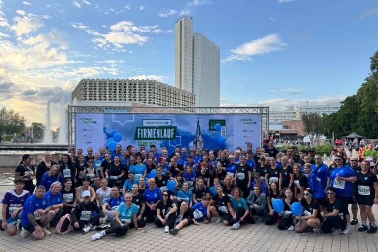 Gruppenbild: 140 Mitarbeitenden aus sechs Einrichtungen der AZURIT Gruppe gingen beim Firmenlauf in Chemnitz gemeinsam an den Start.