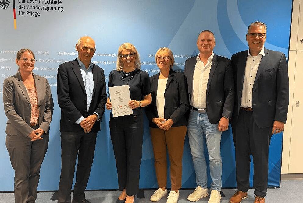 Eine Arbeitsgruppe aus Herstellern, Pflegepraxis und Wissenschaft hat das Anforderungsprofil der Pflegebevollmächtigten Kathrin Staffler übergeben.