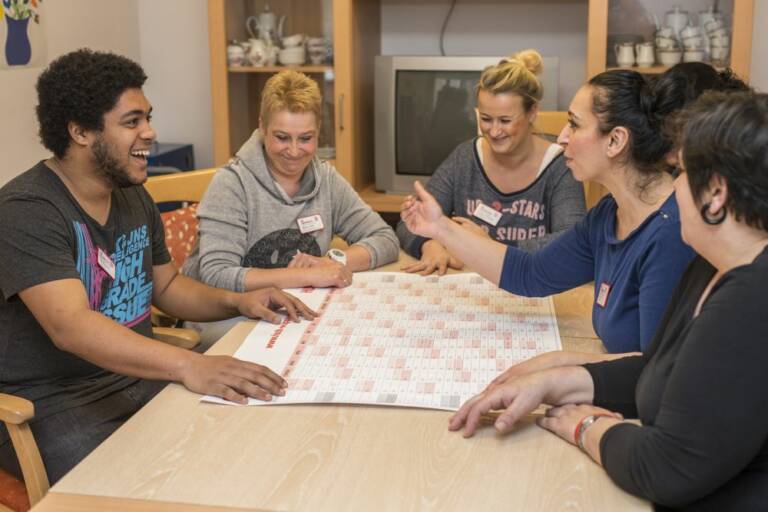 Die Integration ausländischer Pflegekräfte dauere zu lange, kritisiert der Verband katholischer Altenhilfe in Deutschland.