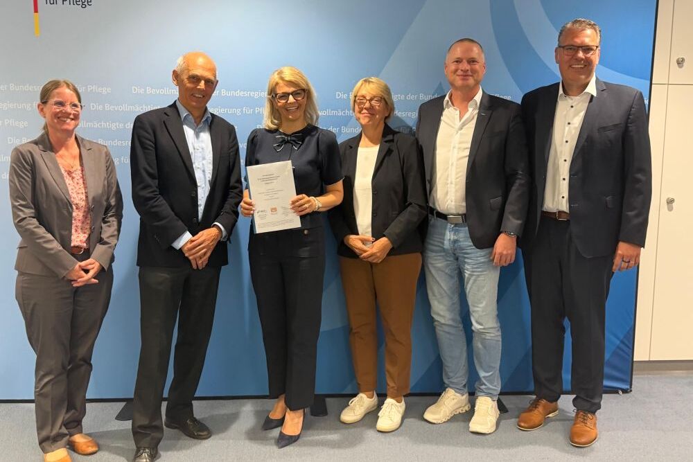Eine Arbeitsgruppe aus Herstellern, Pflegepraxis und Wissenschaft hat das Anforderungsprofil der Pflegebevollmächtigten Kathrin Staffler (3. v.l.) übergeben.