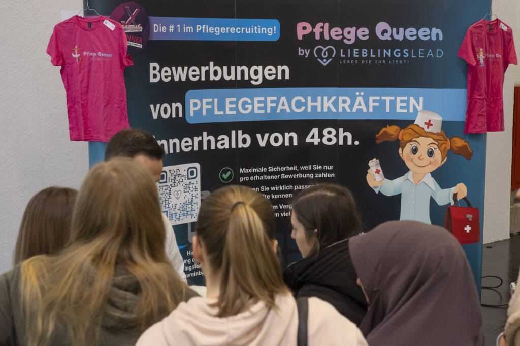 junge Menschen in Messehalle auf Jobsuche